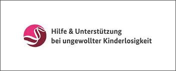 Logo der Aktion: farbiger Kreis mit Wellenlinie und Text „Hilfe und Unterstützung bei ungewollter Kinderlosigkeit“