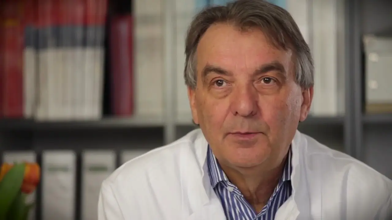 Prof. Dr. Heribert Kentenich an einem Schreibtisch