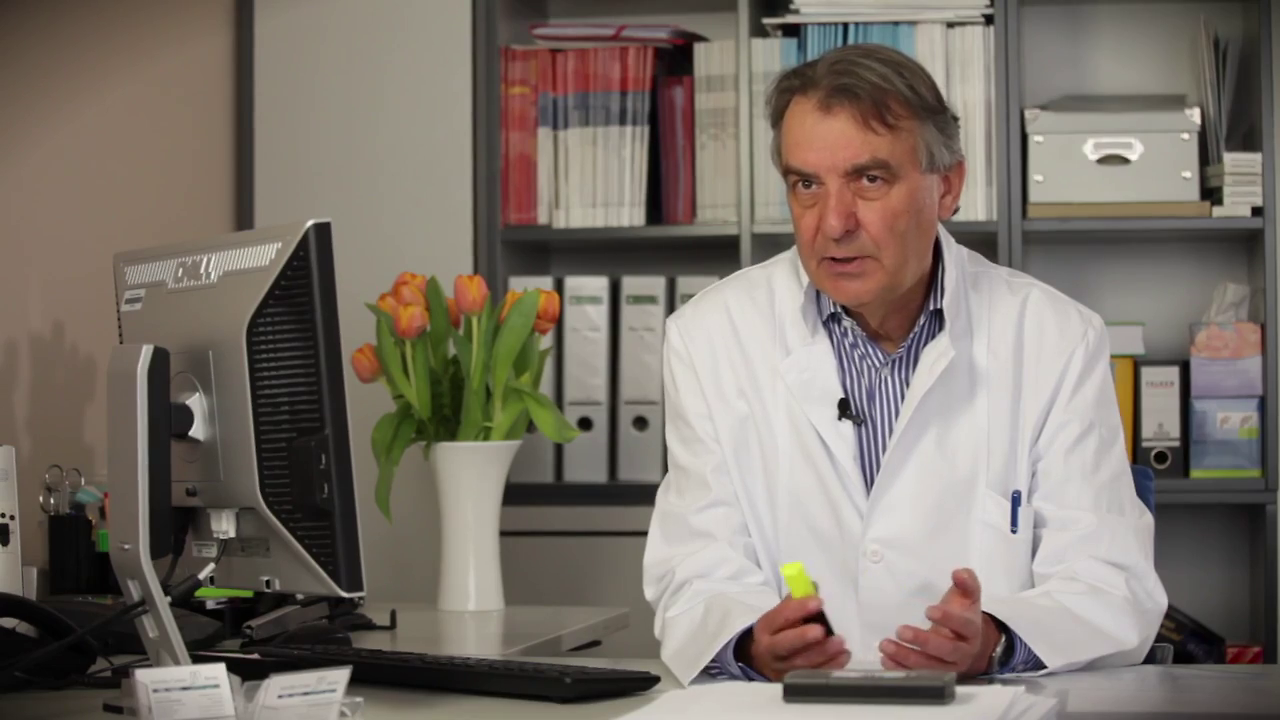 Prof. Dr. Heribert Kentenich an einem Schreibtisch