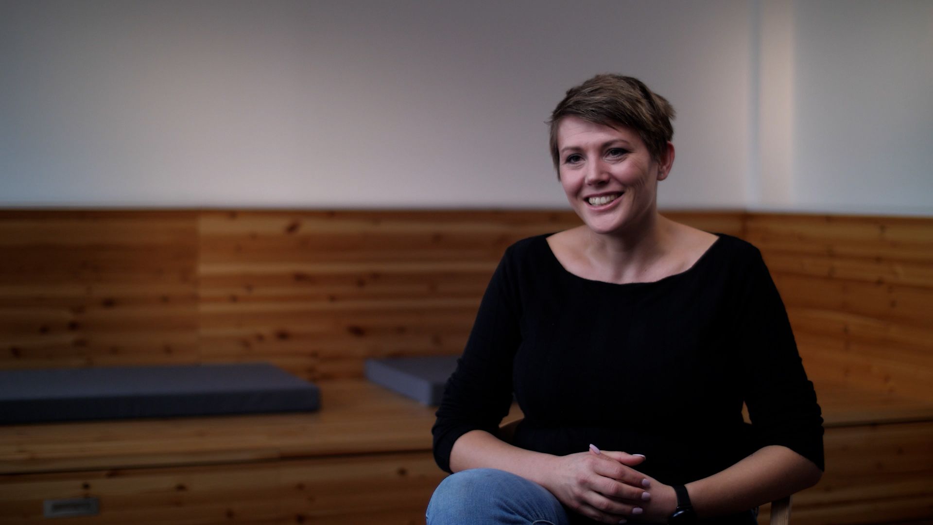 Eine junge Frau in einer Gesprächssituation