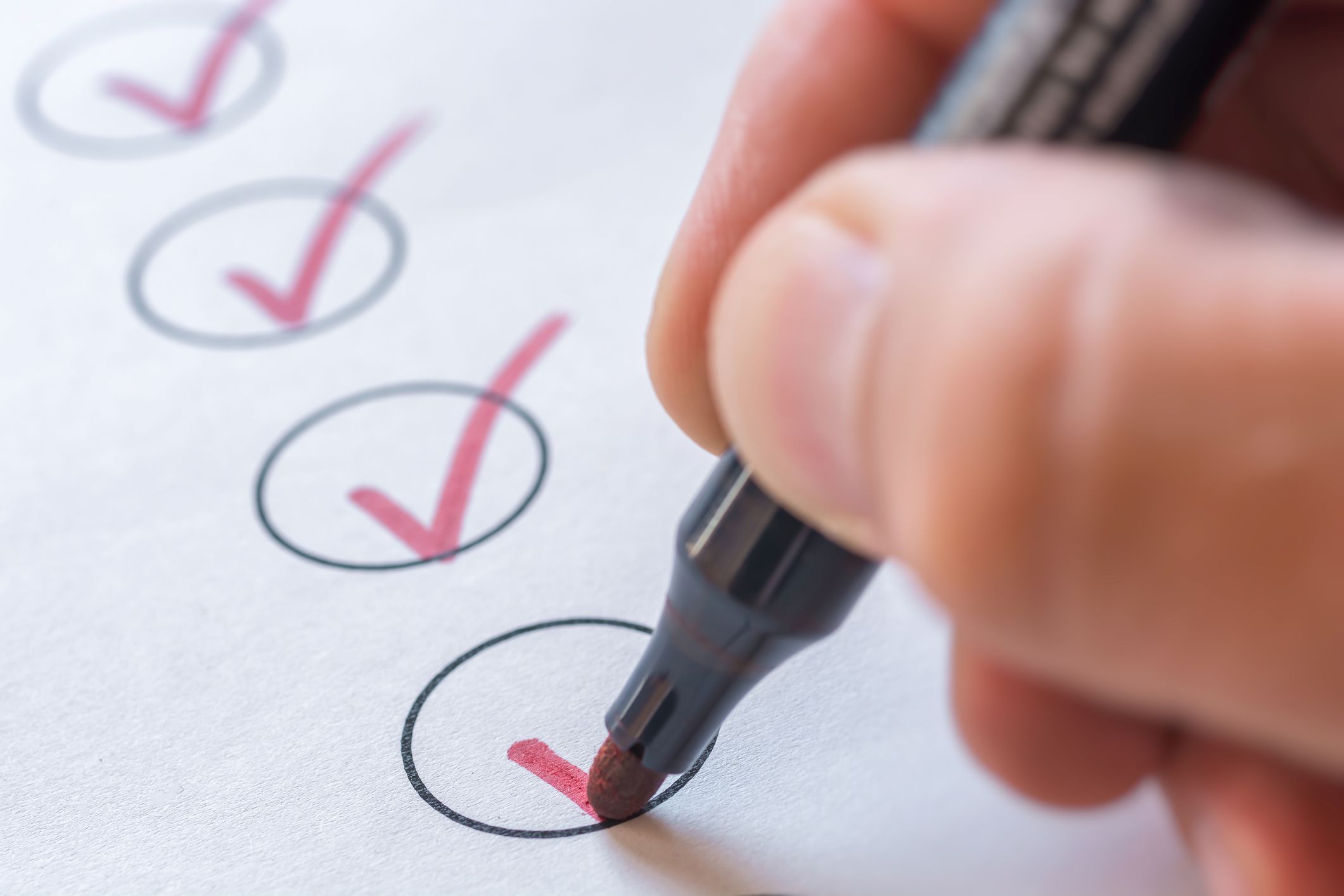 Frau mit Kinderwunsch hakt To-do-Liste ab