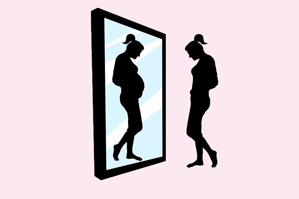 Schattenbild einer Frau, die sich in ihrem Spiegelbild mit einem schwangeren Bauch sieht