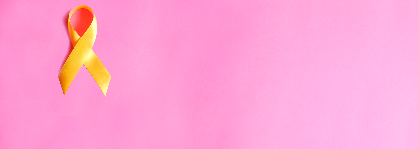 Menstruationszyklus-Tracker App auf Smartphone-Bildschirm in den Händen einer Frau