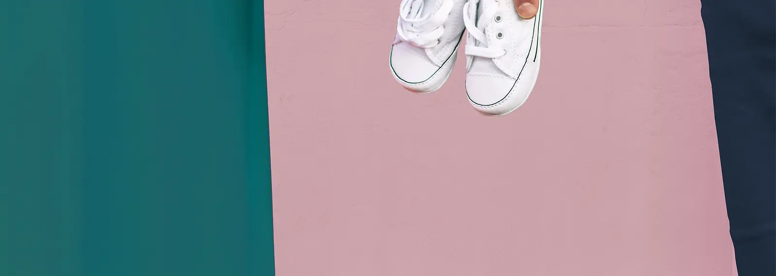 Nahaufnahme: Pärchen hält Kinderschuhe in der Hand