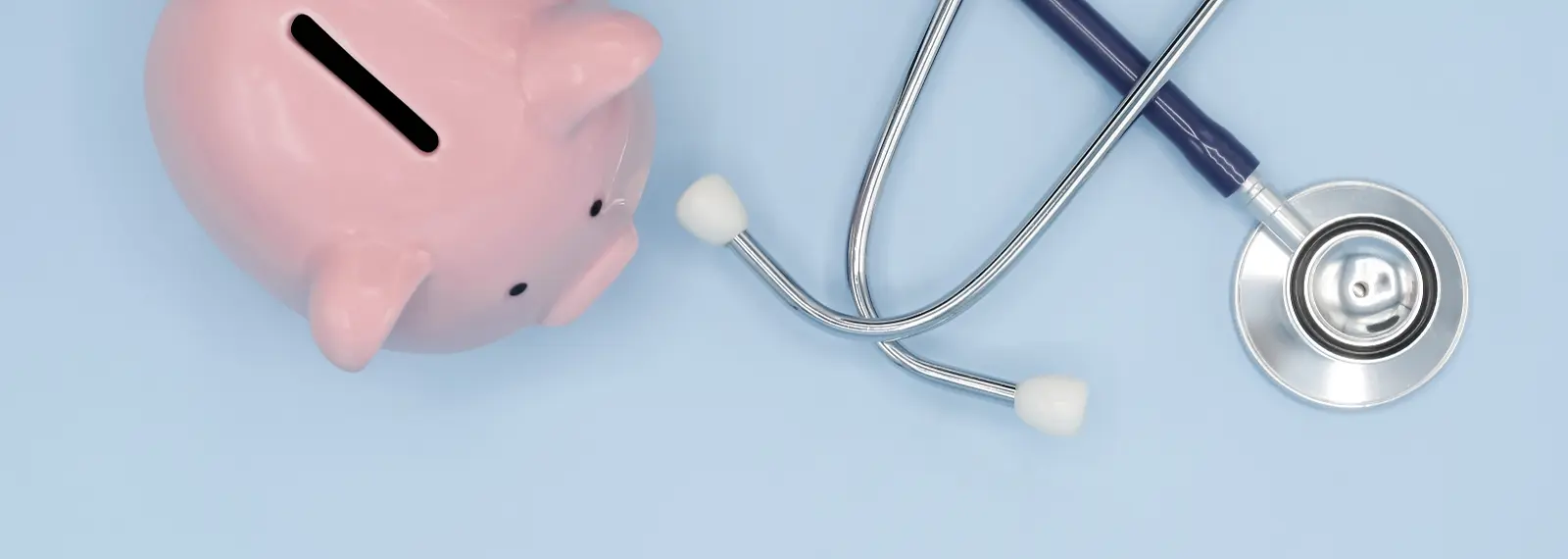 Ein Sparschwein und ein Stethoskop