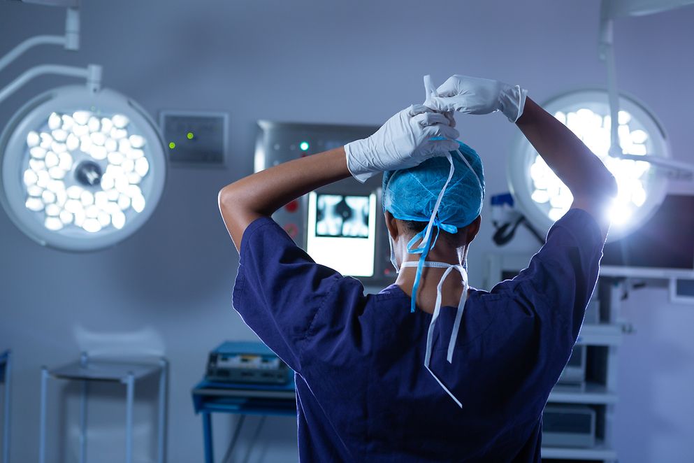 Chirurgin trägt OP-Maske im Operationssaal im Krankenhaus