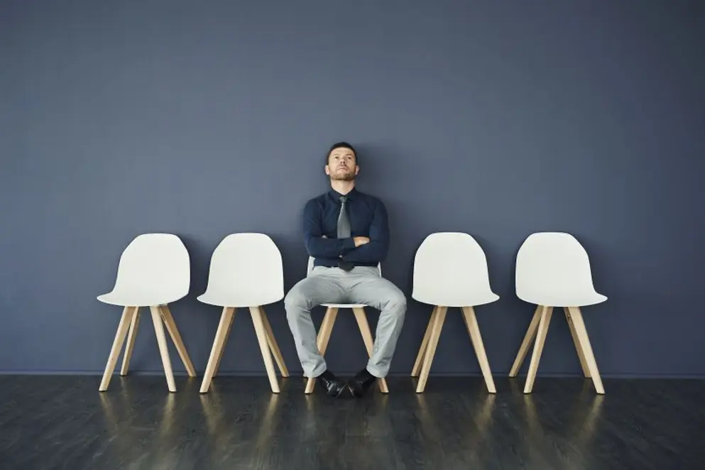 Bild eines nachdenkenden Mannes auf einem Stuhl