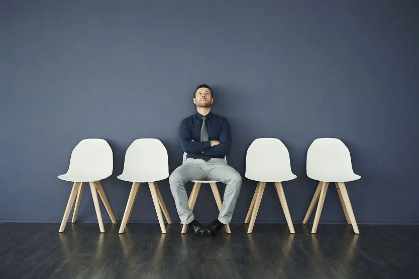 Bild eines nachdenkenden Mannes auf einem Stuhl