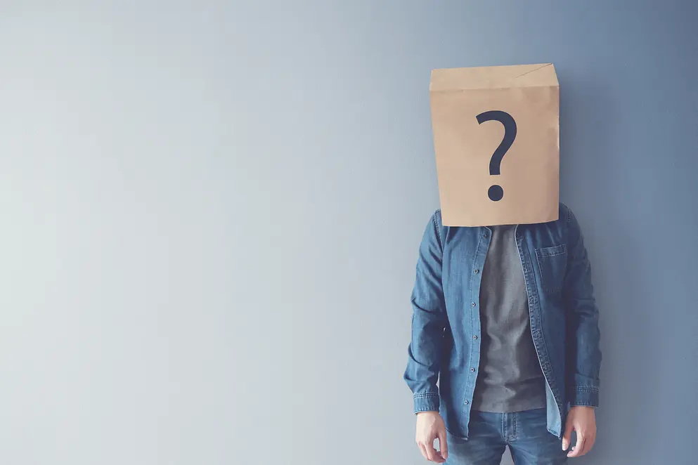 Silhouette eines Mannes mit Fragezeichen 