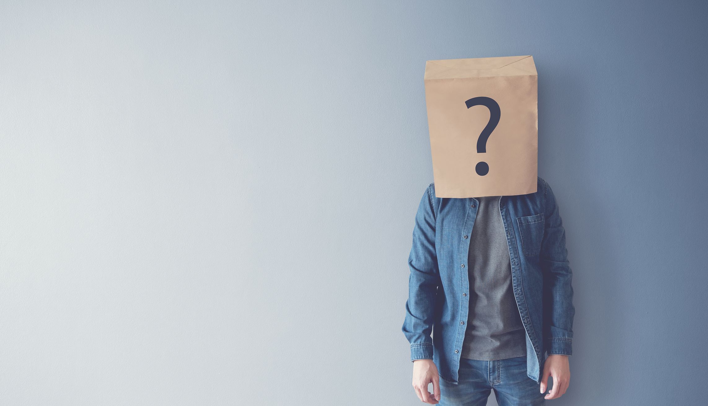 Silhouette eines Mannes mit Fragezeichen 