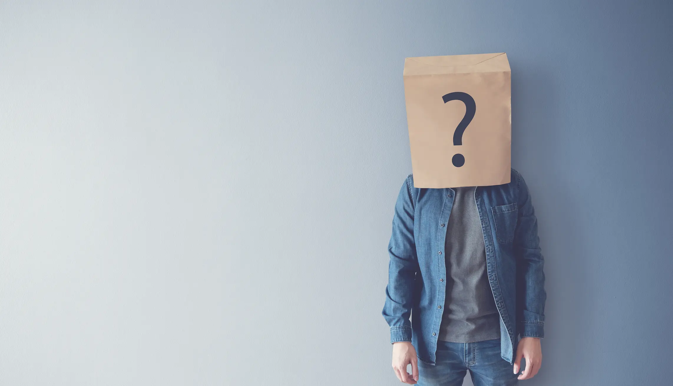 Silhouette eines Mannes mit Fragezeichen 