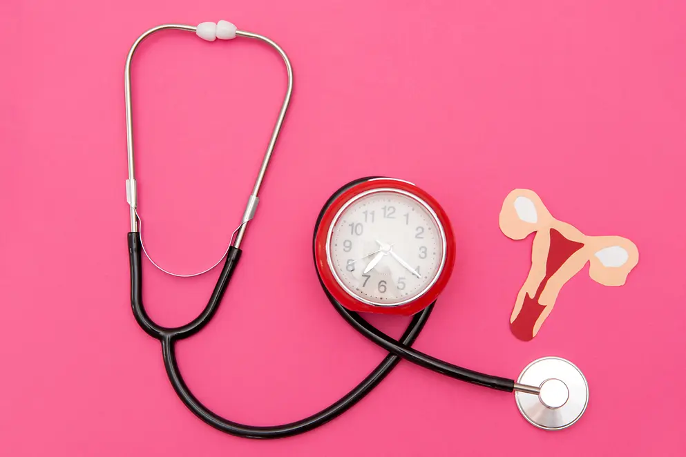 Stethoskop, Uhr und Gebärmutterausschnitt auf rosa Hintergrund